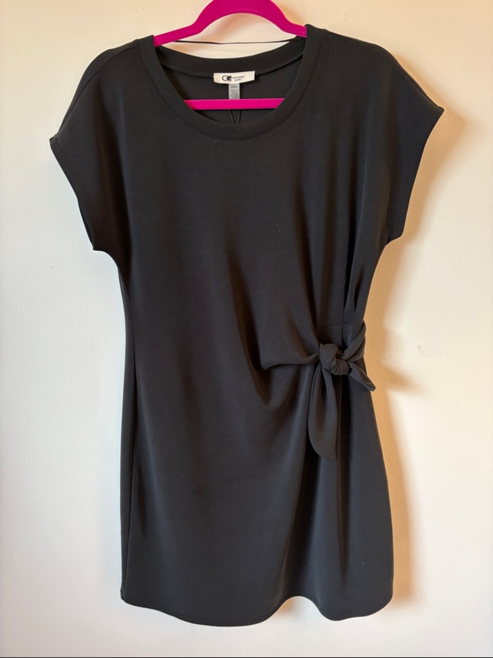 Cable & Gauge Black Side-Knot Short Sleeve Dress Measures 21 inches P to P.